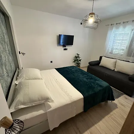 Apartman In With Terrace, Air Conditioning, Wifi, Washing Machine 4199-3 *