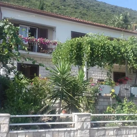 Daire In With Terrace, Air Conditioning, Wifi, Washing Machine 4199-3 Trpanj